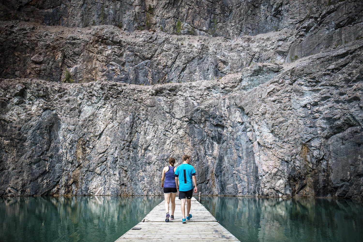 Par som går på en brygge i Dalhalla.