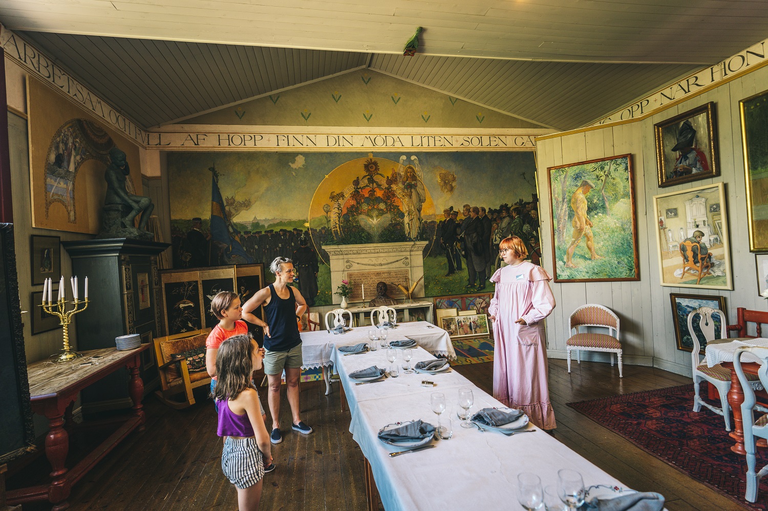 Familie på besøk på Carl Larsson gård.