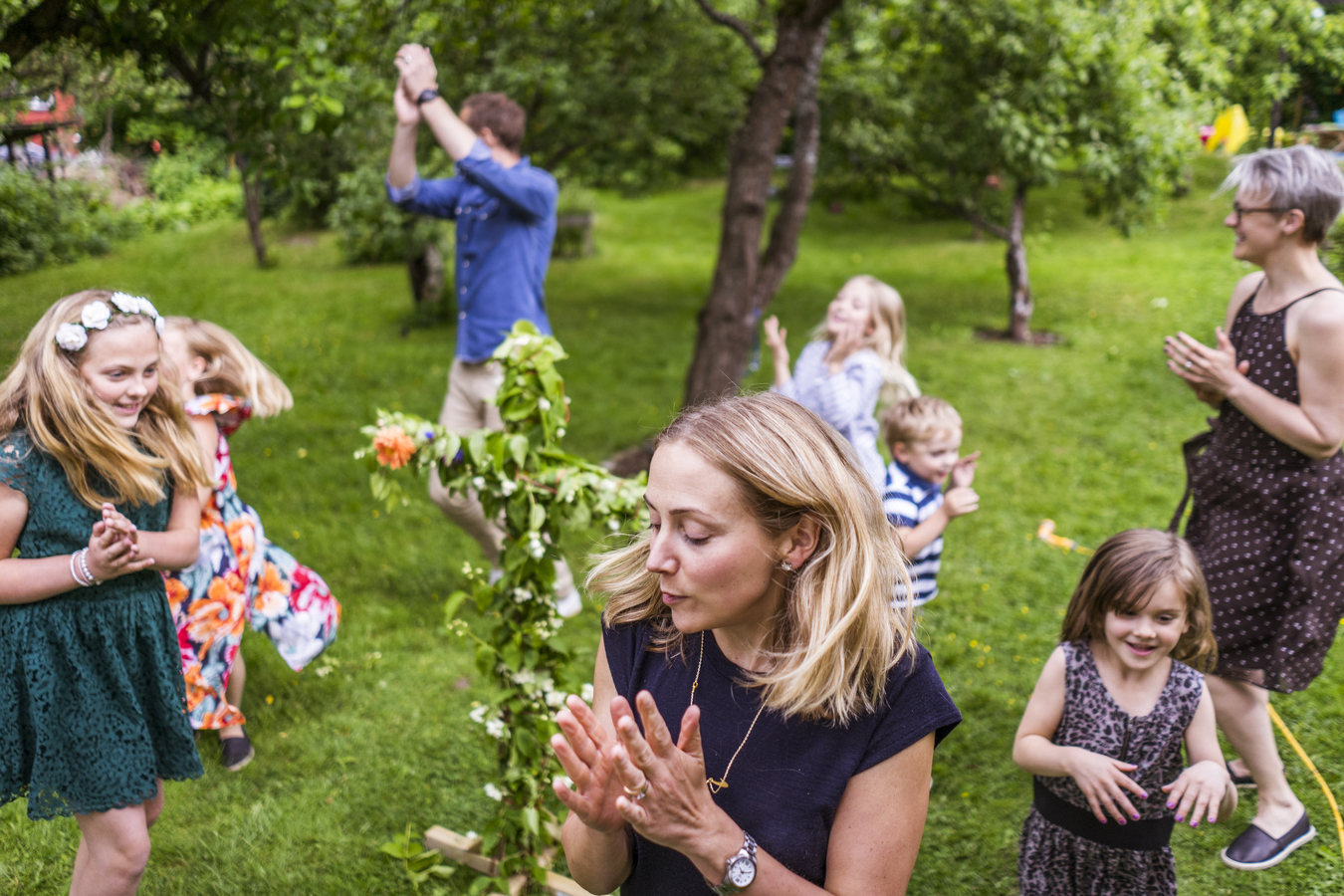 Familiedans rundt midtsommerstangen.