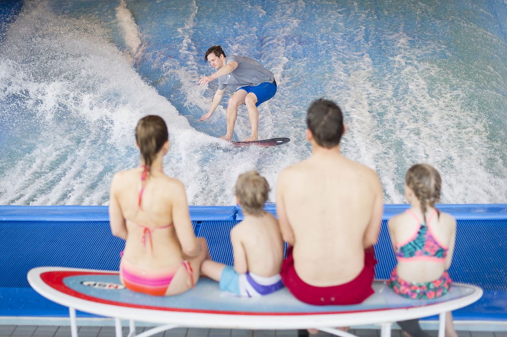 Familie som kjører på et surfebrett.