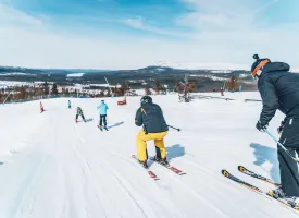 Folk der går slalom på Idre Fjäll.