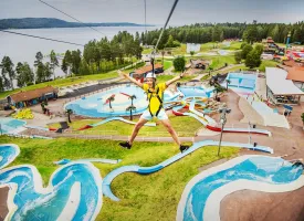 To barn kjører zipline i Leksand Sommarland.