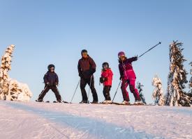 En familie på ski i Säfsen.