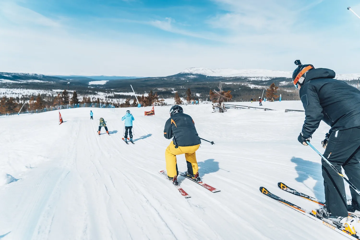 Folk der går slalom på Idre Fjäll.