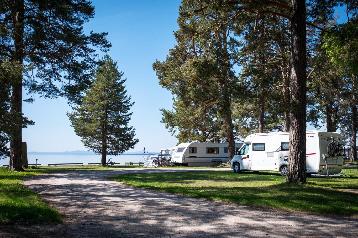 Bobiler på en campingplass i Rättvik.