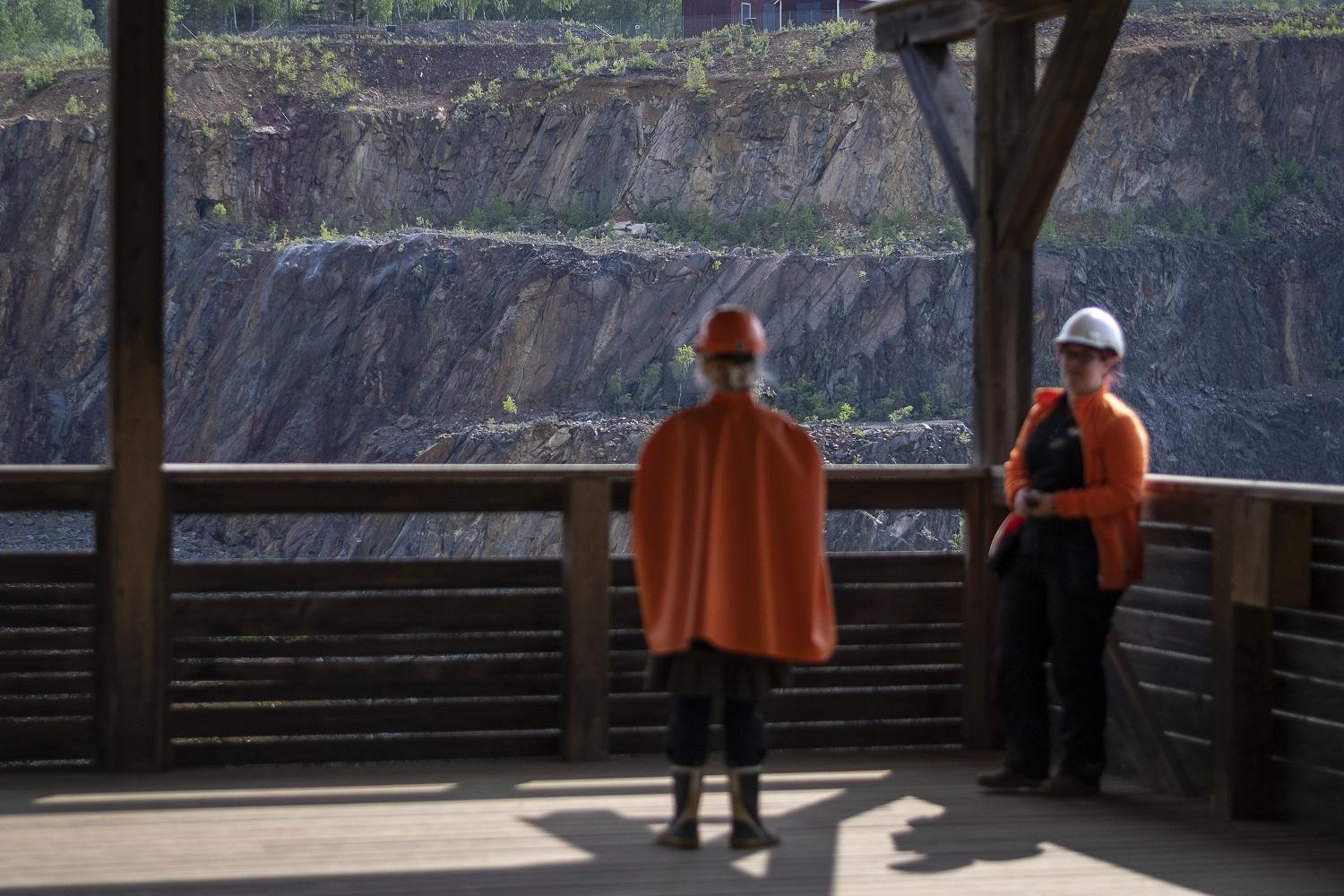To personer som besøker Falu-gruven.