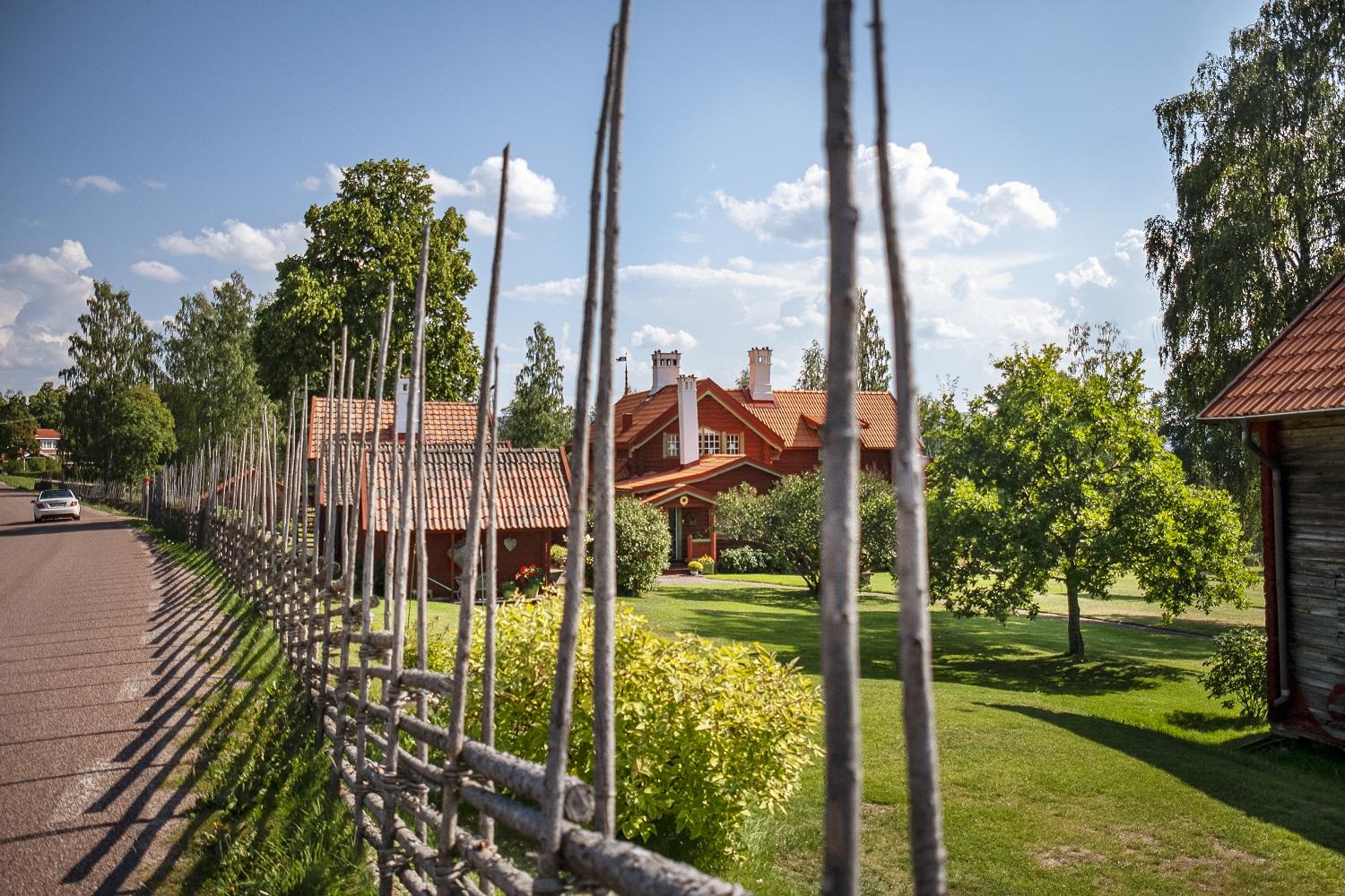 Blegrødt hus med smuk have og skigård i Rättvik.