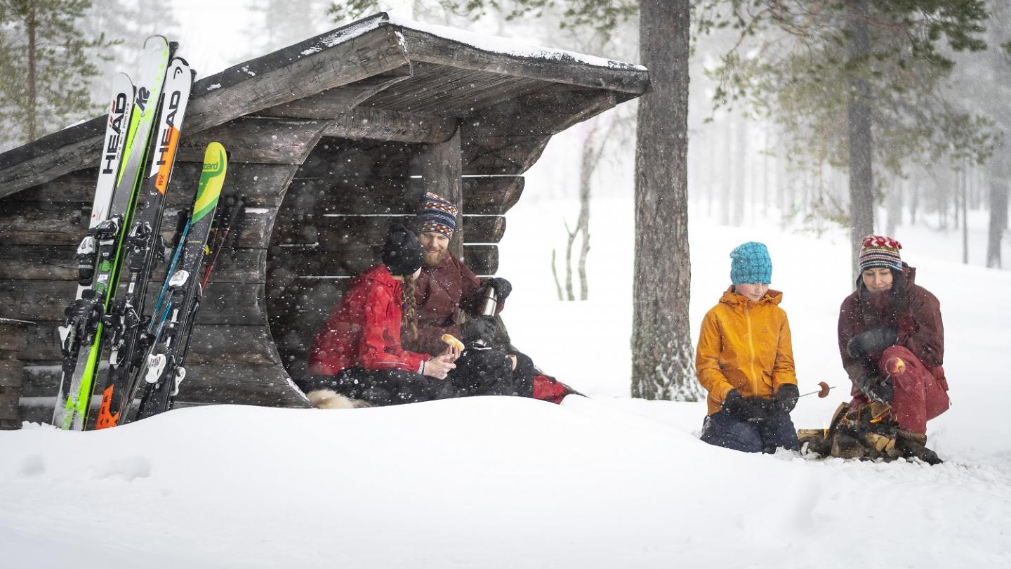 Familie griller i en "Slogbod" efter en dag på ski.