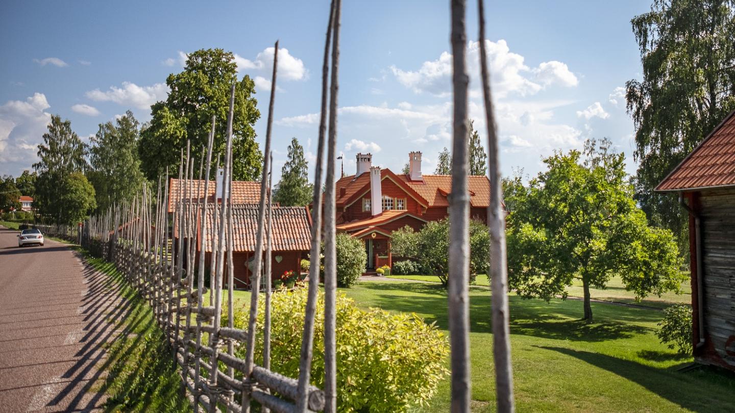 Falurødt hus med vakker hage og skigard i Rättvik.