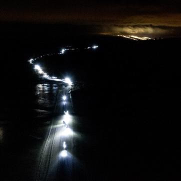 Langrennsløpere som kjører nattvasen i mørket.