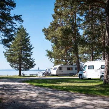 Bobiler på en campingplass i Rättvik.