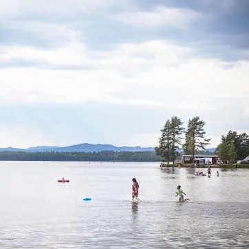 Flere mennesker bader fra Orsa Camping.